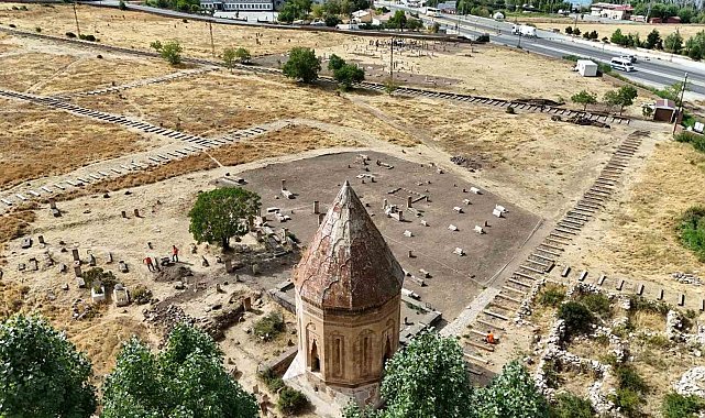 Van Valisi Balcı, Selçuklu Mezarlığı'ndaki çalışmaları inceledi