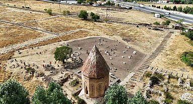 Van Valisi Balcı, Selçuklu Mezarlığı'ndaki çalışmaları inceledi