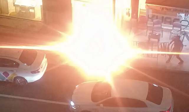 Van'da aydınlatma direğinin kabloları alev aldı