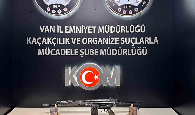 Van'da bir evde 5 el bombası ile 2 tüfek ele geçirildi