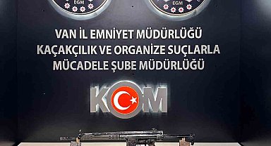 Van'da bir evde 5 el bombası ile 2 tüfek ele geçirildi