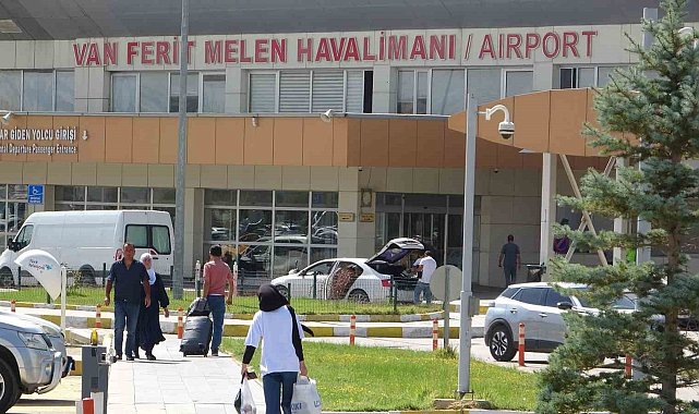 Van'da havalimanının kapatılması turizmcileri tedirgin ediyor