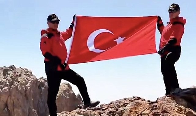 Van'da JAK ekipleri Erek Dağı zirvesinde Türk bayrağını dalgalandırdı