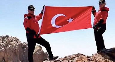 Van'da JAK ekipleri Erek Dağı zirvesinde Türk bayrağını dalgalandırdı
