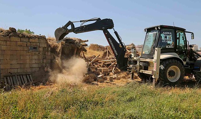 Van'da metruk yapı ve ahırların yıkımını sürüyor