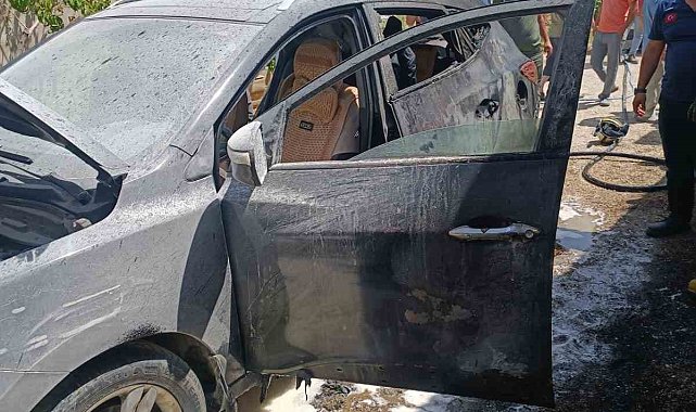 Van'da park halindeki otomobil yandı