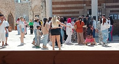 Van'da tarihi camiye uygunsuz kıyafetlerle girilmesi tepki topladı