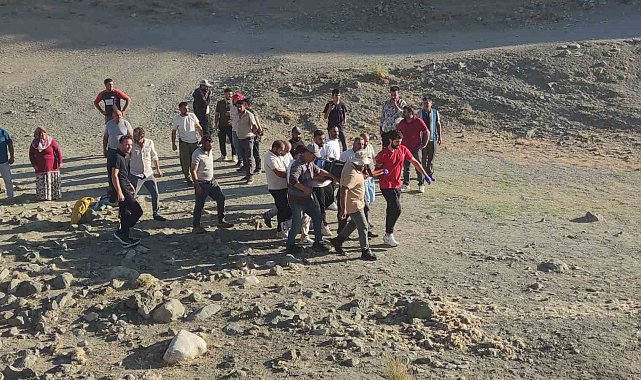 Van'da traktörün römorku devrildi: 8 yaralı