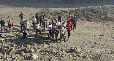 Van'da traktörün römorku devrildi: 8 yaralı
