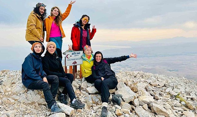 Vanlı dağcılar aynı gün Artos ve Sümbül Dağı'nda zirve yaptı