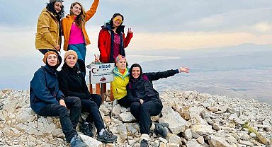 Vanlı dağcılar aynı gün Artos ve Sümbül Dağı'nda zirve yaptı
