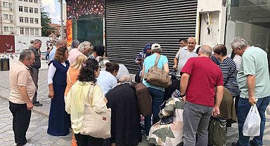 Vatandaşlar tişörtleri alabilmek için birbirleriyle yarıştı