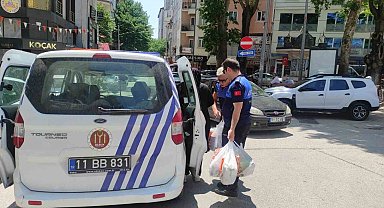 Vatandaşların duyguları ile oynadı, topladığı paralarla aldığı malzemelerle taksi beklerken yakalandı