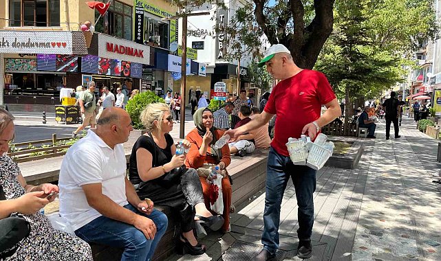 Vatandaşların yaptığı bağışlarla her gün saatlerce ücretsiz su dağıtıyor
