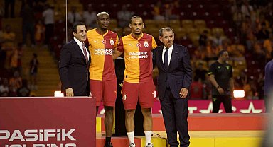 Victor Osimhen ve Leroy Sane için stadyumda imza töreni düzenlendi