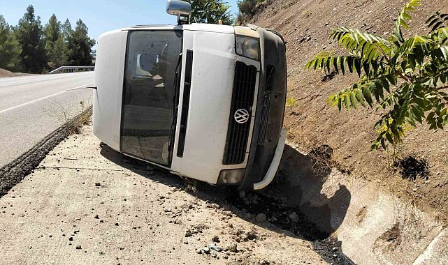 Viraja hızlı giren minibüs şarampole devrildi: 1 yaralı