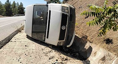 Viraja hızlı giren minibüs şarampole devrildi: 1 yaralı