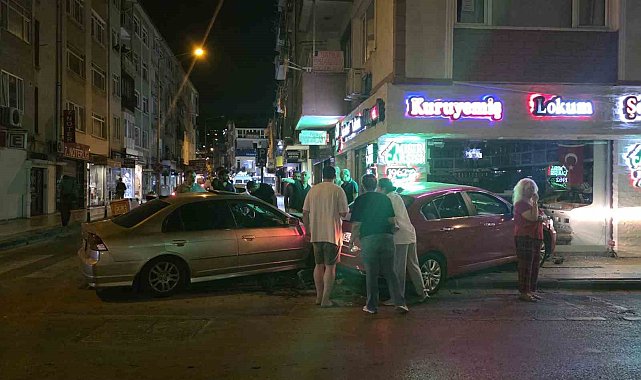 Yalova'da çarpışan iki otomobil kuruyemiş dükkanına girdi