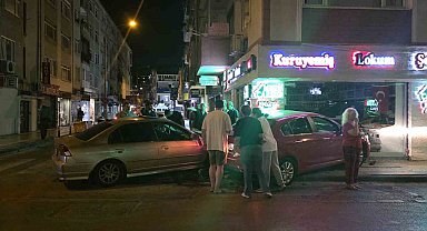 Yalova'da çarpışan iki otomobil kuruyemiş dükkanına girdi