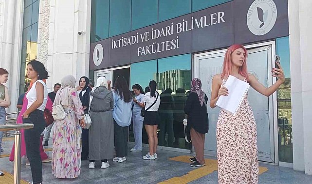 Yalova'da trafik kazası nedeniyle onlarca öğrenci AÖF sınavına geç kaldı