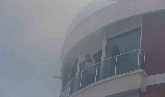 Yangın çıkan binada mahsur kaldıkları balkonda kurtarılmayı beklediler