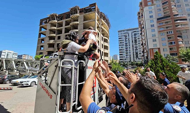 Yangında mahsur kalanlar kurtarılmaya başlandı, çocuklarına kavuşan aileler gözyaşlarına boğuldu