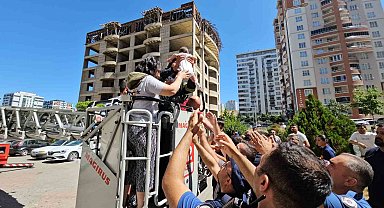 Yangında mahsur kalanlar kurtarılmaya başlandı, çocuklarına kavuşan aileler gözyaşlarına boğuldu