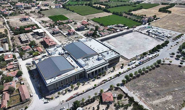 Yarı olimpik havuzlu ve FIFA standartına uygun sahalarıyla, Karatay'a dev spor kompleksi