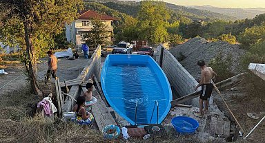 Yattan köydeki evinin bahçesine havuz yaptı