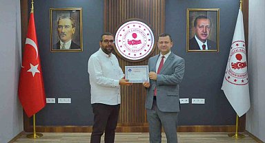 Yavru kediyi kurtarıp, üç şehir gezdirdikten sonra annesine kavuşturan öğretmene Kaymakamdan başarı belgesi