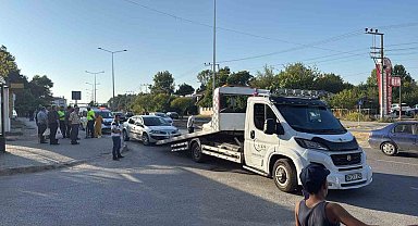 Yayaya yol vermek istedi, 3 araç birbirine girdi
