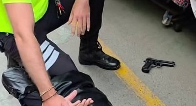 Yaz ortasında montu şüphe uyandırdı, üzerinden kurusıkı tabanca çıktı