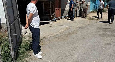 Yem kırma makinesine düşen işçi ağır yaralandı