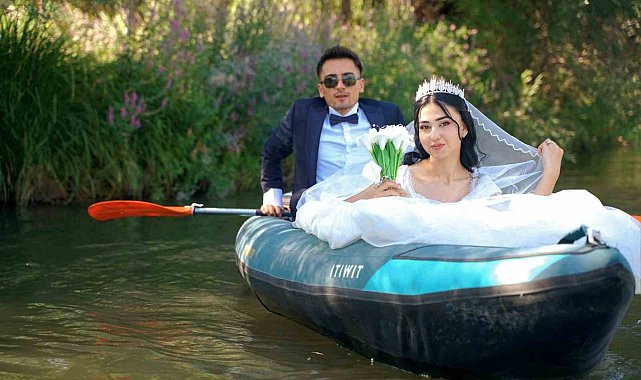 Yeni evlenen çift soluğu kanoda aldı