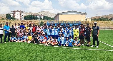 Yeşil sahada Akkışla - Palas Dostluğu