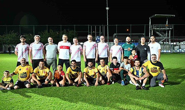 Yeşil sahada renkli buluşma