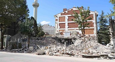 Yıkılan binanın molozları cami bahçesine döküldü
