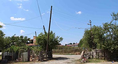 Yıkılmak üzere olan elektrik direği mahalleliyi korkutuyor