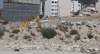 Yıktığı binanın altında kalmaktan saniyelerle kurtuldu, korku dolu anlar kamerada