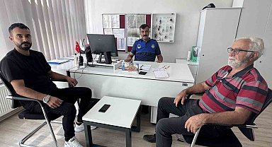 Yol kenarında bulduğu altınları sahibine teslim etti