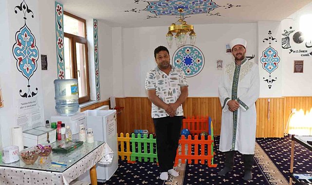 Yol kenarındaki cami yolcuların uğrak yeri