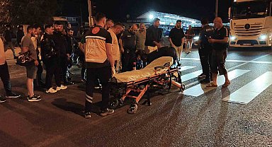Yola aniden fırlayan yayaya motosiklet çarptı 1 yaralı