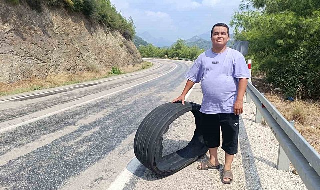 Yoldaki kamyon lastiğine çarpma anı saniye saniye görüntülendi