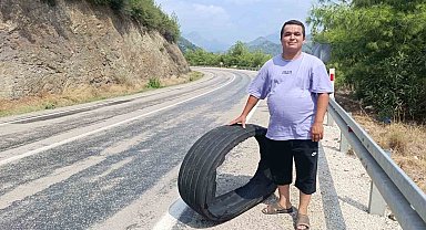 Yoldaki kamyon lastiğine çarpma anı saniye saniye görüntülendi