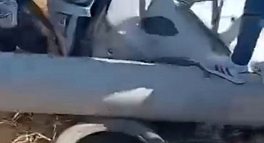 Yoldan çıkan araç bariyerlere ve direğe çarptı: 2 yaralı