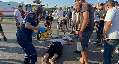 Yoldan görüntü alırken cama düşen motosiklet sürücüsüyle ne uğradıklarını anlayamadılar