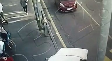 Yolu bıraktı, kaldırımdan ilerledi