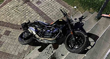 Yolun karşısına geçmeye çalışan yayalara motosiklet çarptı: 1'i ağır 4 yaralı