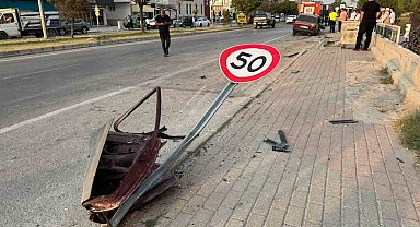 Yön tabelası ve park halindeki araca çarpan otomobilde 3 kişi yaralandı