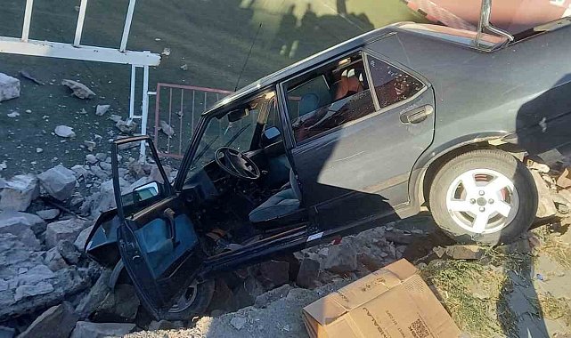 Yozgat'ta kontrolden çıkan otomobil okulun bahçesine uçtu